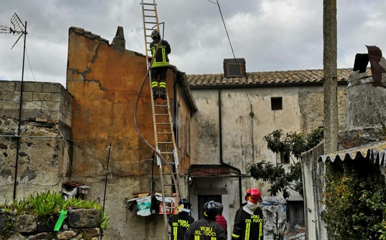 Fiamme nel tetto di una casa ad Orroli. In azione i Vigili del fuoco