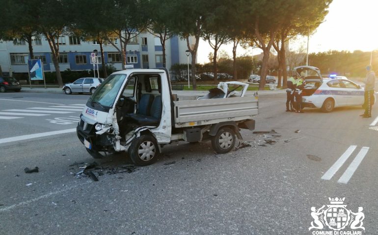 Mulinu Becciu: effettua la svolta e si schianta contro un autocarro
