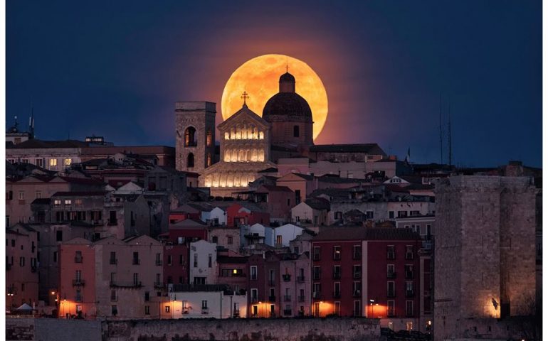 Luna piena su Cagliari: l’incredibile foto di Antonio Tarquini