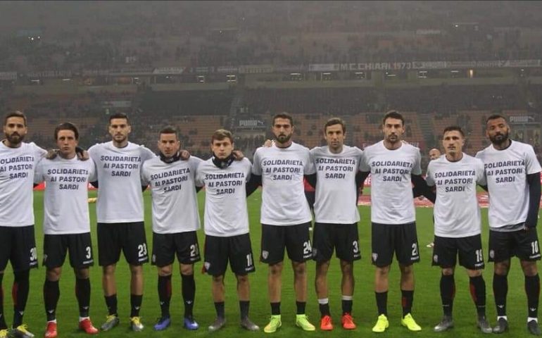 Milan-Cagliari: i rossoblù a San Siro con una maglia per la causa dei pastori