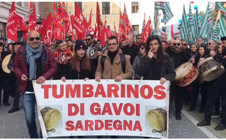 (VIDEO) La carica dei 1800: la Sardegna a Roma per la manifestazione dei sindacati contro le scelte del governo