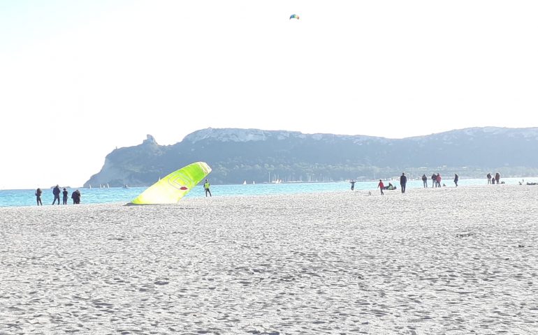 La foto notizia: febbraio o maggio? Oggi il Poetto era come lo conosciamo in primavera