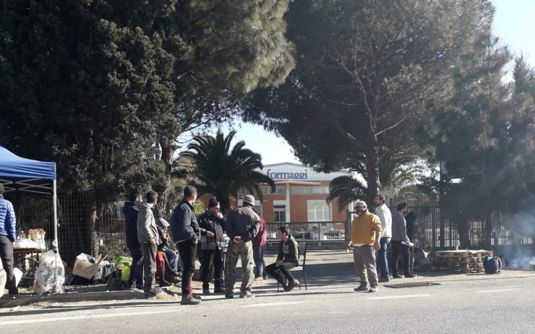 Da Thiesi arriva la decisione: i presidi ai caseifici rimangono anche oggi, continua il blocco dei pastori.