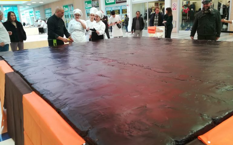 (Foto e video) L’alberghiero di Villamar nel Guinness con una Sacher da record: 455 kg di delizia al cioccolato