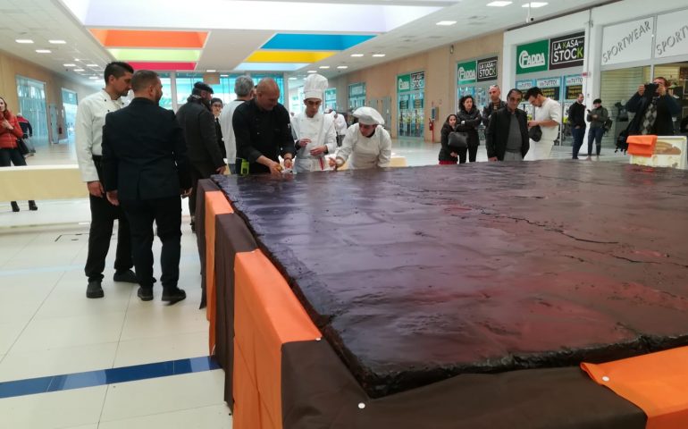 La torta Sacher più grande del mondo fu preparata in Sardegna nel 2019: pesava 455 kg