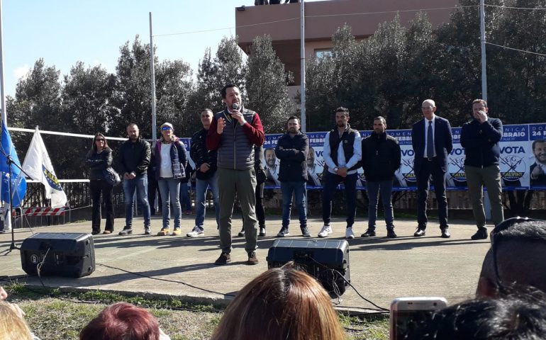 (VIDEO) Salvini ad Assemini tra panada e appelli al voto: “Sardi ora tocca a voi. Convincete i vostri amici”