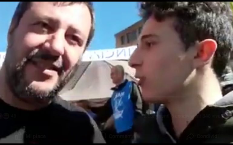 (Video)Meno di 5 secondi per diventare un eroe, chiede conto a Salvini dei 49 milioni rubati dalla Lega