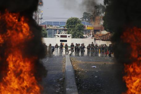 Venezuela nel caos. Quattro morti al confine e Guaidò prova a far entrare aiuti umanitari