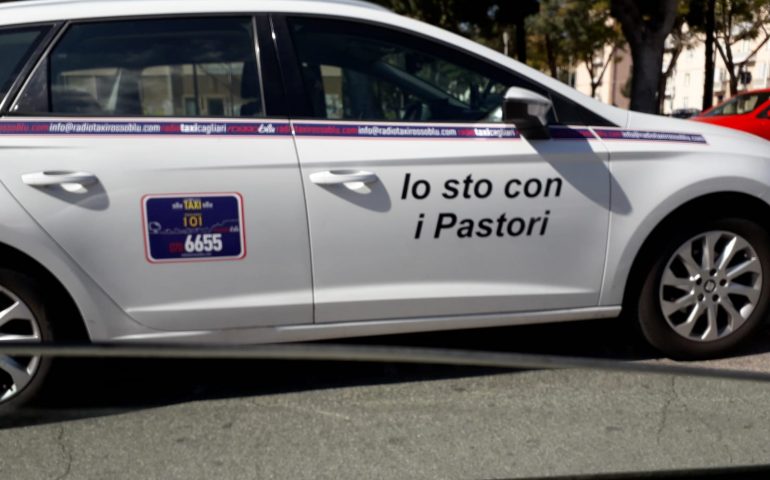 La foto: anche i taxisti di Cagliari stanno con i pastori