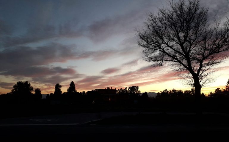 La foto. “Rosso di sera…”, un pittoresco tramonto nella campagna di Elmas