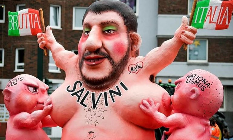 Carnevale di Dusseldorf, Salvini presente. A torso nudo mentre allatta “rassismus” e “nationalismus”