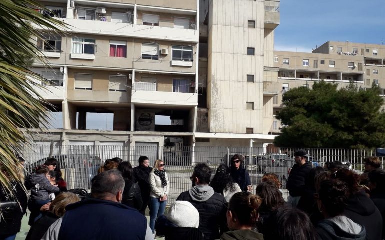 Cagliari, chiude l’asilo di Sant’Elia: mamme e nonne in protesta (VIDEO)