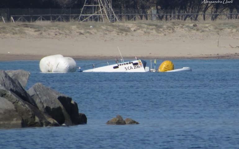 Arbatax, barca affonda dopo collisione con uno scoglio. Pescatori tratti in salvo dalla Guardia Costiera