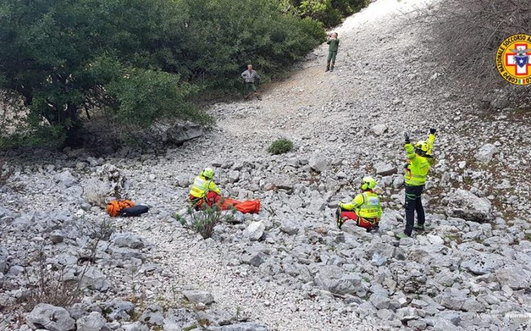 Brutta avventura per un arrampicatore a Baunei. Trasportato in elicottero all’ospedale