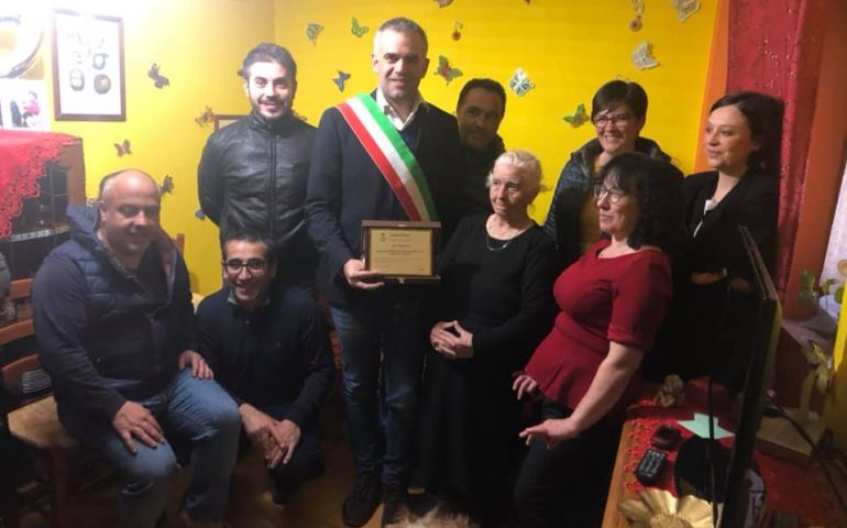 La fotonotizia. Jerzu, alla centenaria Maria Laconi viene consegnata la targa commemorativa