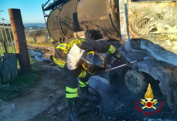 Assalto-autocisterna-del-latte-Irgoli-Foto-Vigili-del-Fuoco-Ansa.