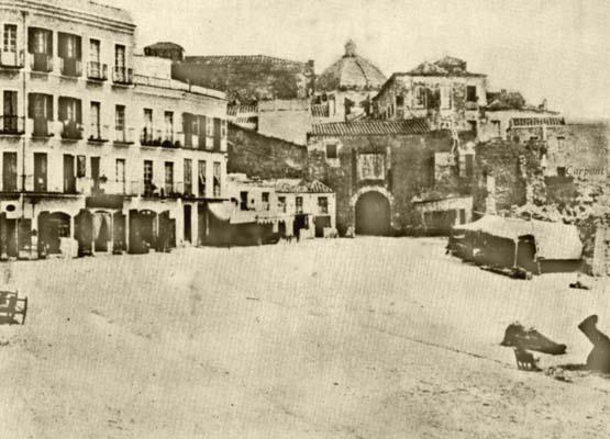 La Cagliari che non c’è più: piazza Yenne e la Porta Stampace in una rarissima foto del 1854