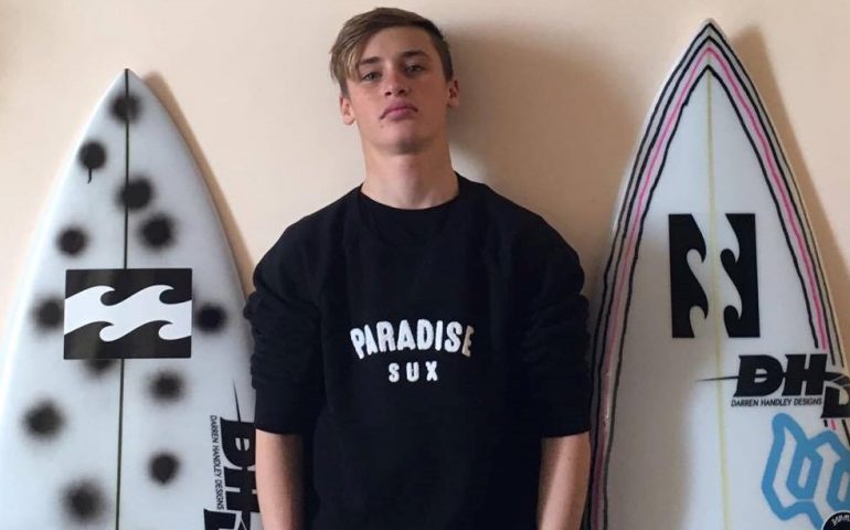 Surf, il giovane atleta cagliaritano Giulio Caruso doma la grande onda di Mavericks in California