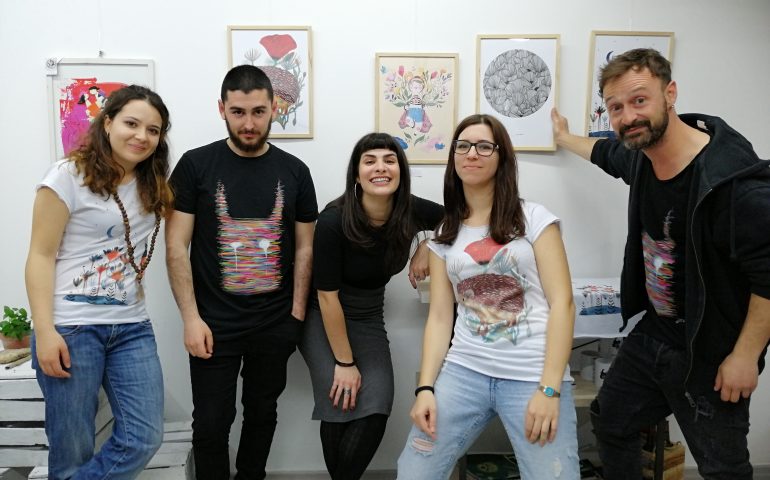 Giovani designer nel corso Vittorio Emanuele: grafiche in mostra e su t-shirt