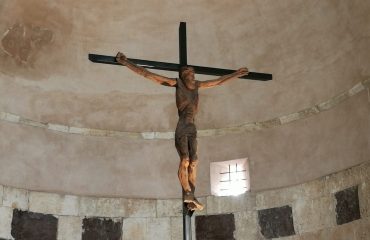 Il crocifisso ligneo di Pinuccio Sciola esposto a San Saturnino (1)