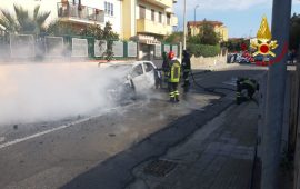 Incendio auto Elmas Vigili del Fuoco