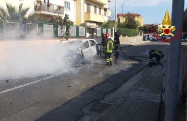 Incendio auto Elmas Vigili del Fuoco