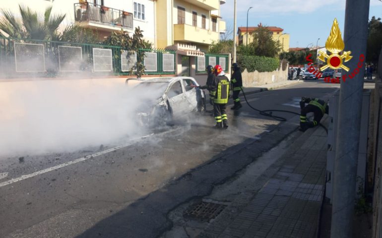 Incendio auto Elmas Vigili del Fuoco