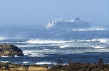 La Viking Sky in balia delle onde al largo della Norvegia - Foto Ansa