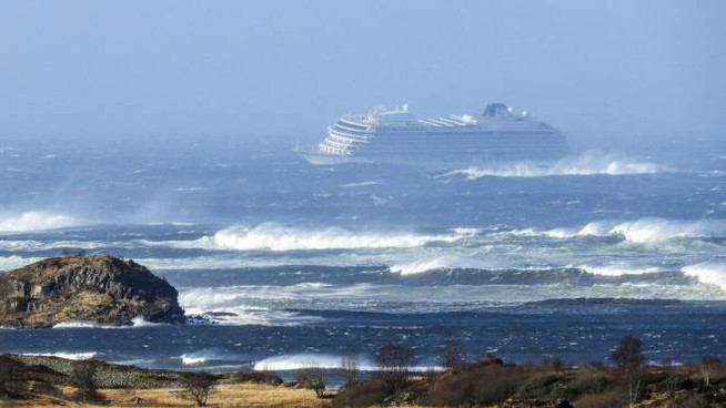 La Viking Sky in balia delle onde al largo della Norvegia - Foto Ansa