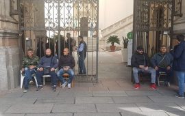 Lavoratori De Vizia incatenati davanti al Comune di Cagliari - Foto Luca Aresu
