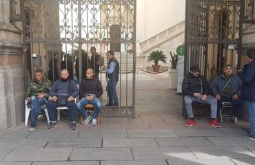 Lavoratori De Vizia incatenati davanti al Comune di Cagliari - Foto Luca Aresu