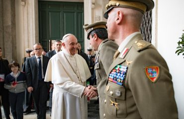 Papa Francesco saluta il Comandante della Brigata ''Sassari''