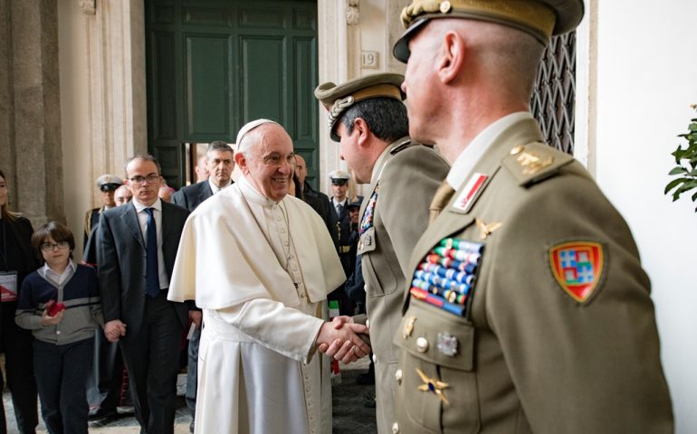 Papa Francesco saluta il Comandante della Brigata ''Sassari''