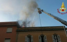 Pirri, in fiamme una mansarda in via Italia incendio spento dai Vigili del fuoco (2)