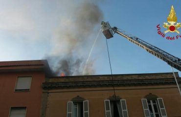 Pirri, in fiamme una mansarda in via Italia incendio spento dai Vigili del fuoco (2)