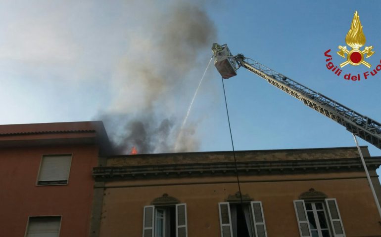 Pirri, in fiamme una mansarda in via Italia incendio spento dai Vigili del fuoco (2)