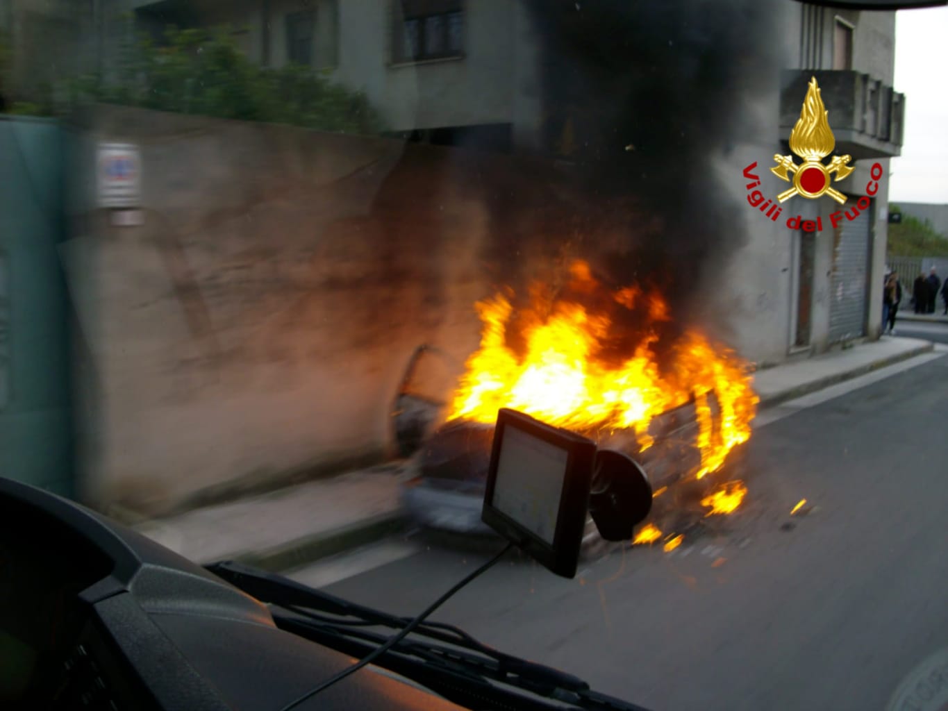 Quartu, incendio in pieno giorno in fiamme un'auto parcheggiata in via Boito (1)