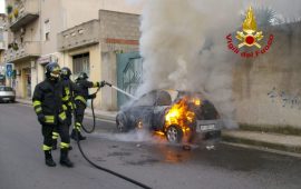Quartu, incendio in pieno giorno in fiamme un'auto parcheggiata in via Boito (2)