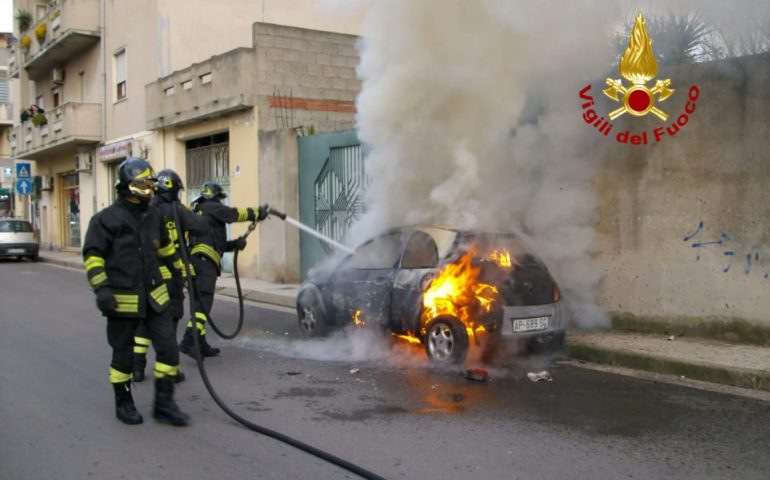 (FOTO) Quartu, incendio in pieno giorno: in fiamme un’auto parcheggiata in via Boito