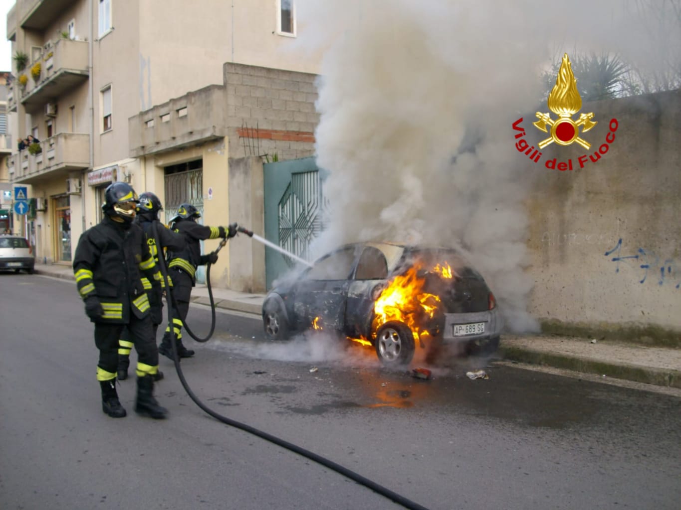 Quartu, incendio in pieno giorno in fiamme un'auto parcheggiata in via Boito (2)