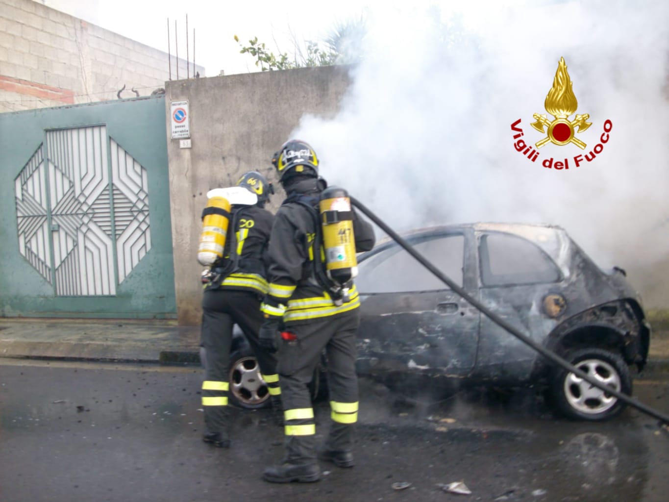 Quartu, incendio in pieno giorno in fiamme un'auto parcheggiata in via Boito (3)