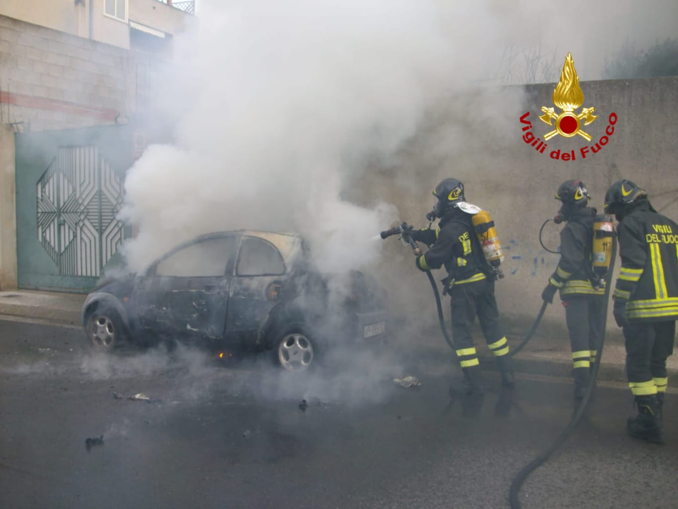 Quartu, incendio in pieno giorno in fiamme un'auto parcheggiata in via Boito (4)