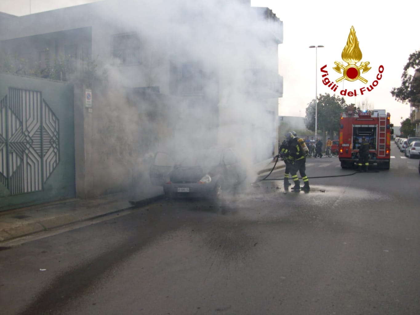 Quartu, incendio in pieno giorno in fiamme un'auto parcheggiata in via Boito (5)