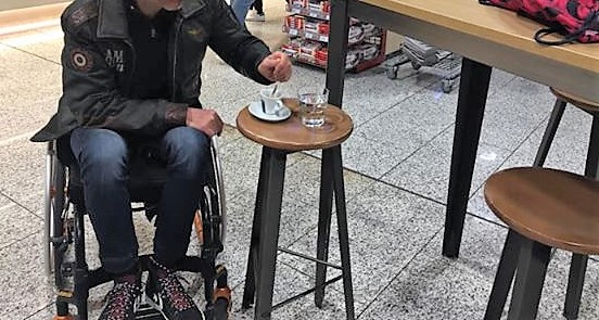 La segnalazione. Colazione su sgabello: “Buongiorno dall’aeroporto di Cagliari”