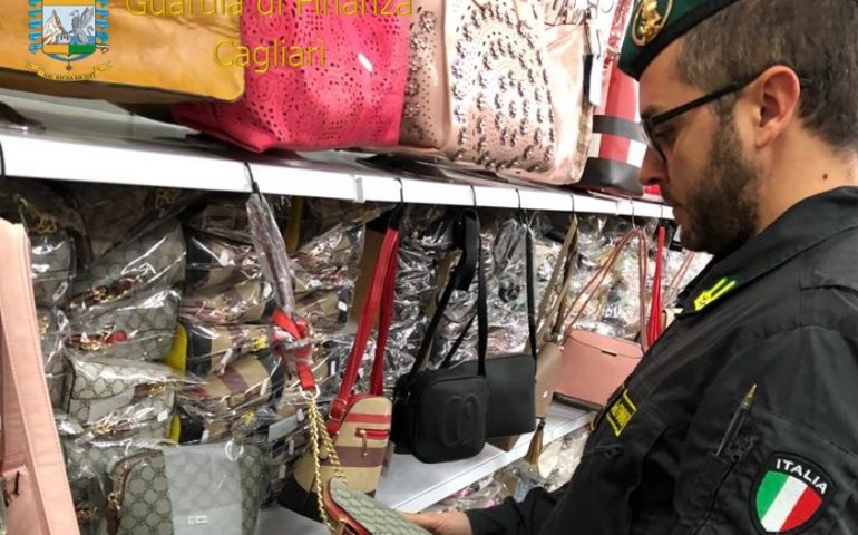 Merce contraffatta e denaro nascosto in un negozio del cagliaritano: denuncia e maxi multa per il titolare