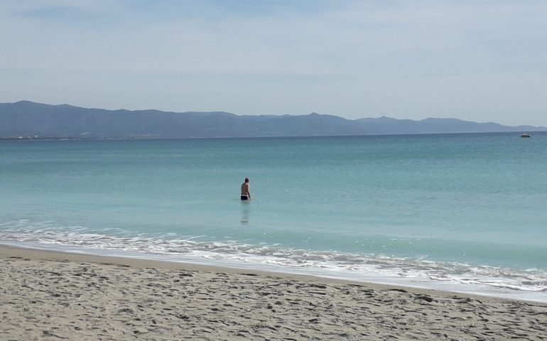 Foto del giorno: Poetto dai colori caraibici, per il bagno di mezzogiorno