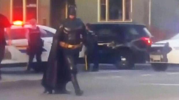 Canada: vestito da Batman va sulla scena del crimine. La polizia lo manda via