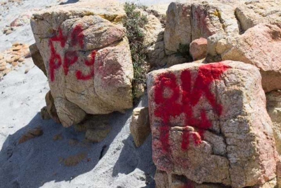 Vandali in azione a Cala Liberotto, indignazione per le rocce imbrattate con lo spray