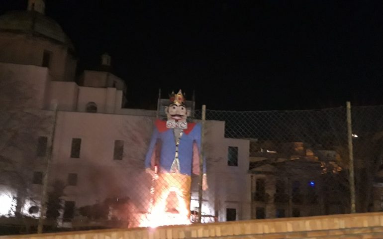 (FOTO E VIDEO) Re Cancioffali al rogo. Il simbolo del Carnevale cagliaritano bruciato davanti a migliaia di persone