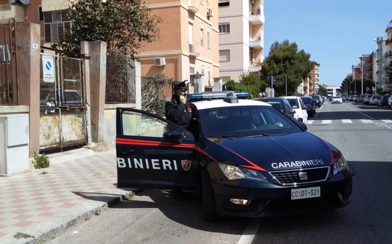 Tenta di violentare la coinquilina ma arrivano i carabinieri. Arrestato un uomo a Cagliari